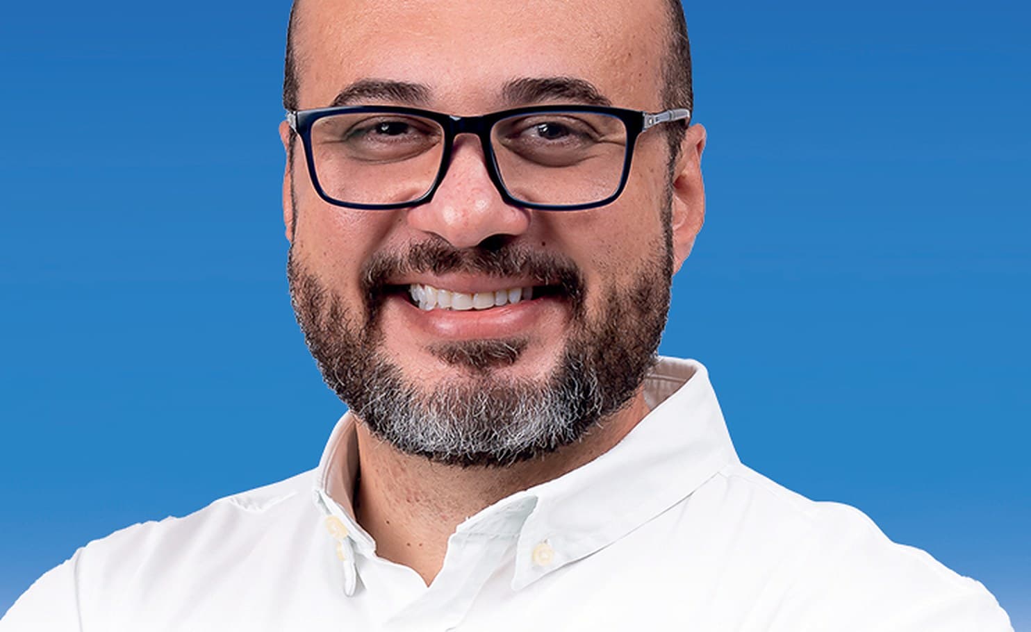 Dr. Leonardo sorrindo, de camisa branca, no retrato oficial da campanha