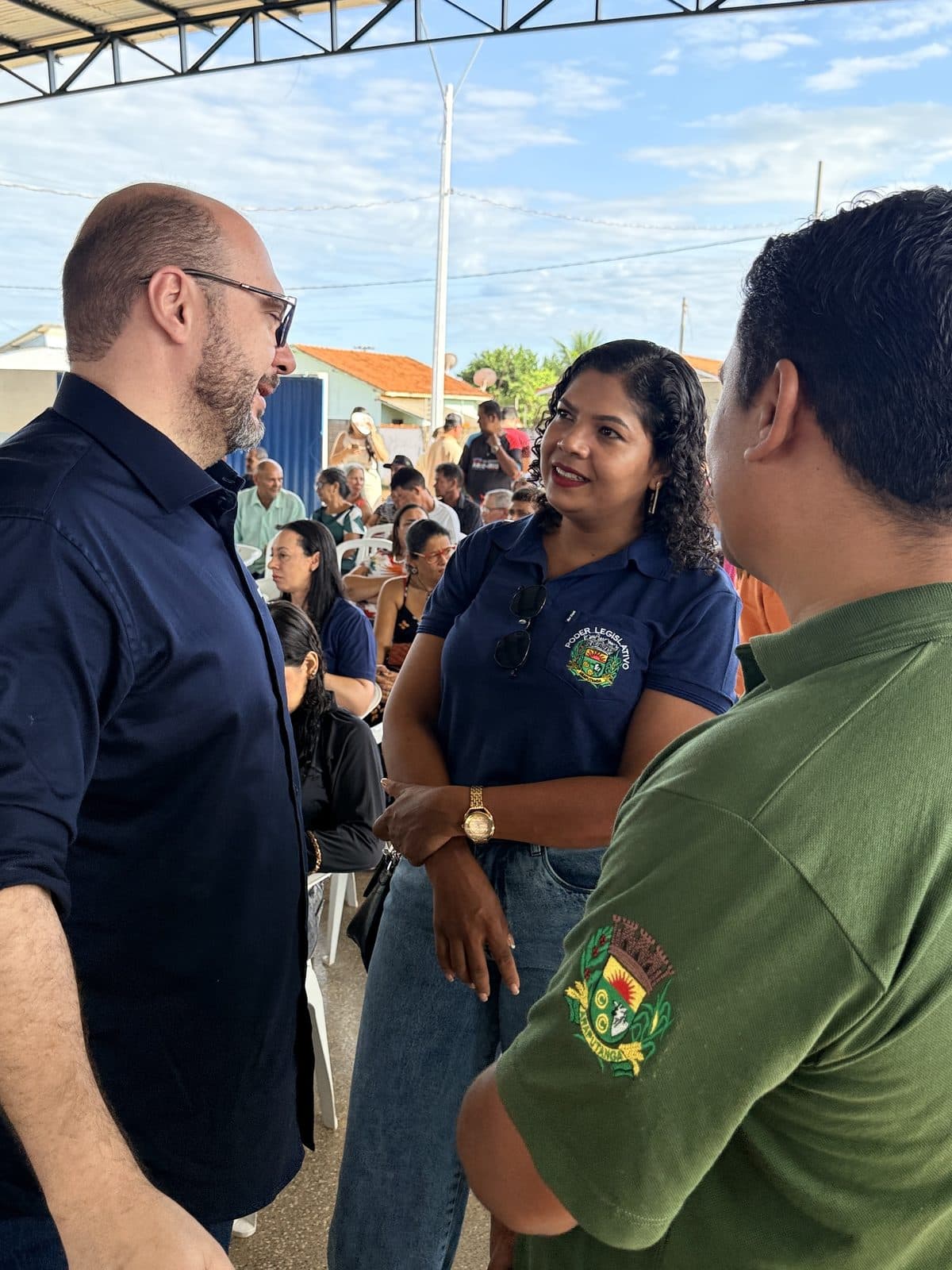 Dr. Leonardo conversa com agentes de saúde na rua, em Araputanga
