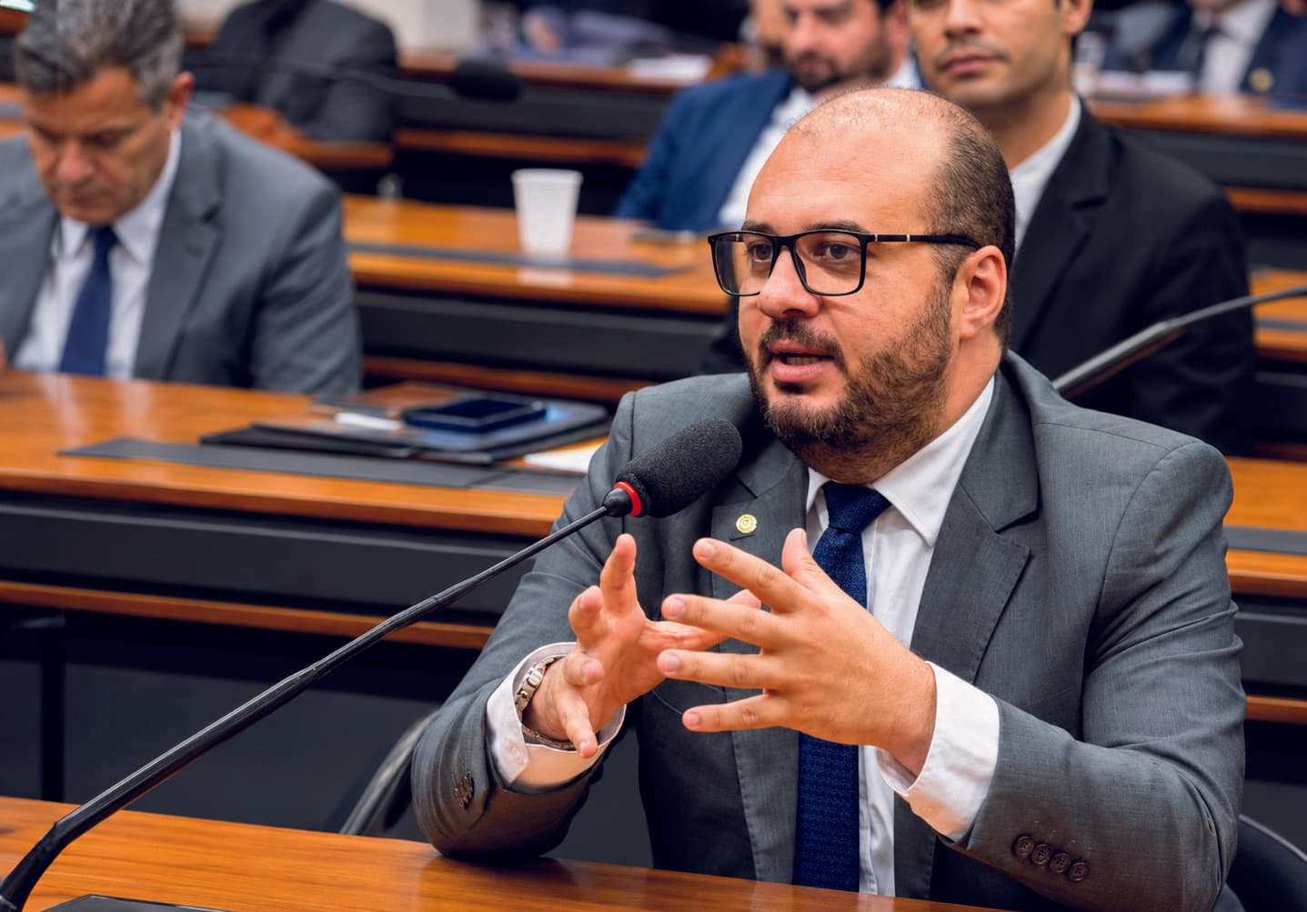 Dr. Leonardo falando ao microfone durante sessão de comissão na Câmara dos Deputados